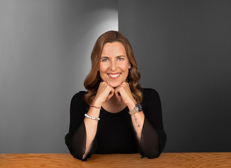 Porträt von Dana Gielnik – Leiterin des Bereichs People, Culture and Places bei der Star Finanz – in modernem Büro in Hamburg.