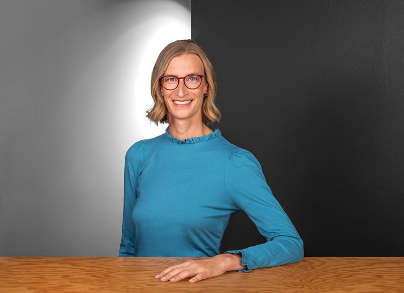 Porträt von Inga Schedler– Leiterin des Bereichs Business Operations bei der Star Finanz – in modernem Büro in Hamburg.
