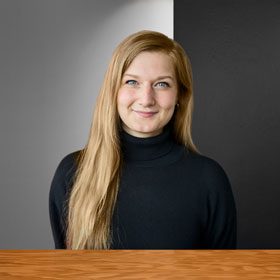 Porträt von Lina Neuber - People-Spezialist bei der Star Finanz – in modernem Büro in Hamburg.