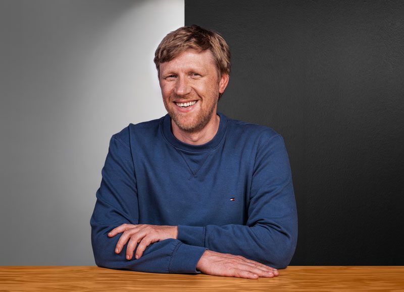 Porträt von Ricardo Leu - Facility Manager bei der Star Finanz – in modernem Büro in Hamburg.
