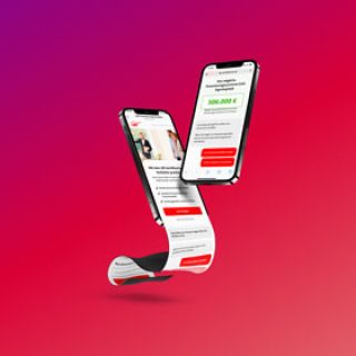 wei Smartphones scheinen durch einen fließenden, bandartigen Bildschirm miteinander verbunden zu sein, auf dem eine Website angezeigt wird, vor einem Hintergrund mit einem Farbverlauf von Rosa nach Violett.