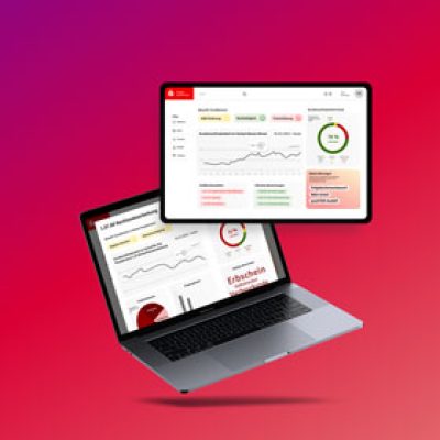 Ein schwebender Laptop und ein Tablet zeigen Finanz-Dashboards mit Diagrammen, Grafiken und Analysen vor einem roten Hintergrund mit Farbverlauf an.