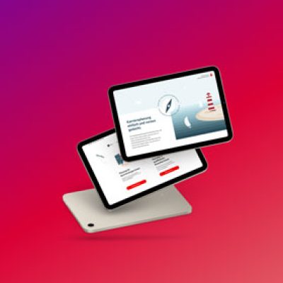 Zwei digitale Tablets, auf deren Bildschirmen die Benutzeroberfläche einer Website zu sehen ist, schweben über einem flachen Tablet vor einem Hintergrund, der von Rosa nach Rot verläuft.
