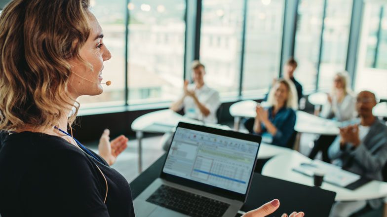 Ein Trainerin hält ein Seminar zur Electronicbanking Software SFirm.