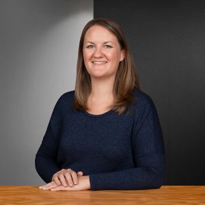 Porträt von Carolin Knoop – Leiterin de Sparkassen Innovation Hub bei der Star Finanz – in modernem Büro in Hamburg.