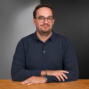 Porträt von Janosch Krug – Leiter der App Factory bei der Star Finanz – in modernem Büro in Hamburg.