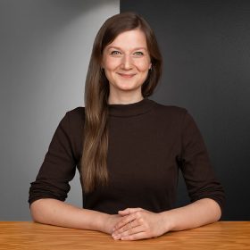 Porträt von Lina Neuber - People-Spezialistin bei der Star Finanz – in modernem Büro in Hamburg.
