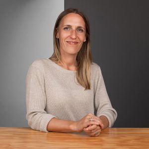 Porträt von Milena Rottensteiner– Leiterin der App Factory bei der Star Finanz – in modernem Büro in Hamburg.