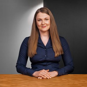 Porträt von Swantje Segieth - People-Spezialistin bei der Star Finanz – in modernem Büro in Hamburg.