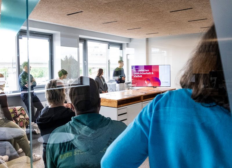 Im Rahmen eines Workshops findet ein Vortrag zum Thema KI statt.